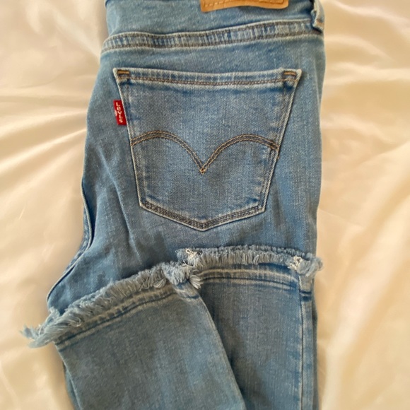 4 pairs of Women’s Levi jeans - Picture 7 of 8